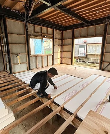 床下の断熱工事の様子